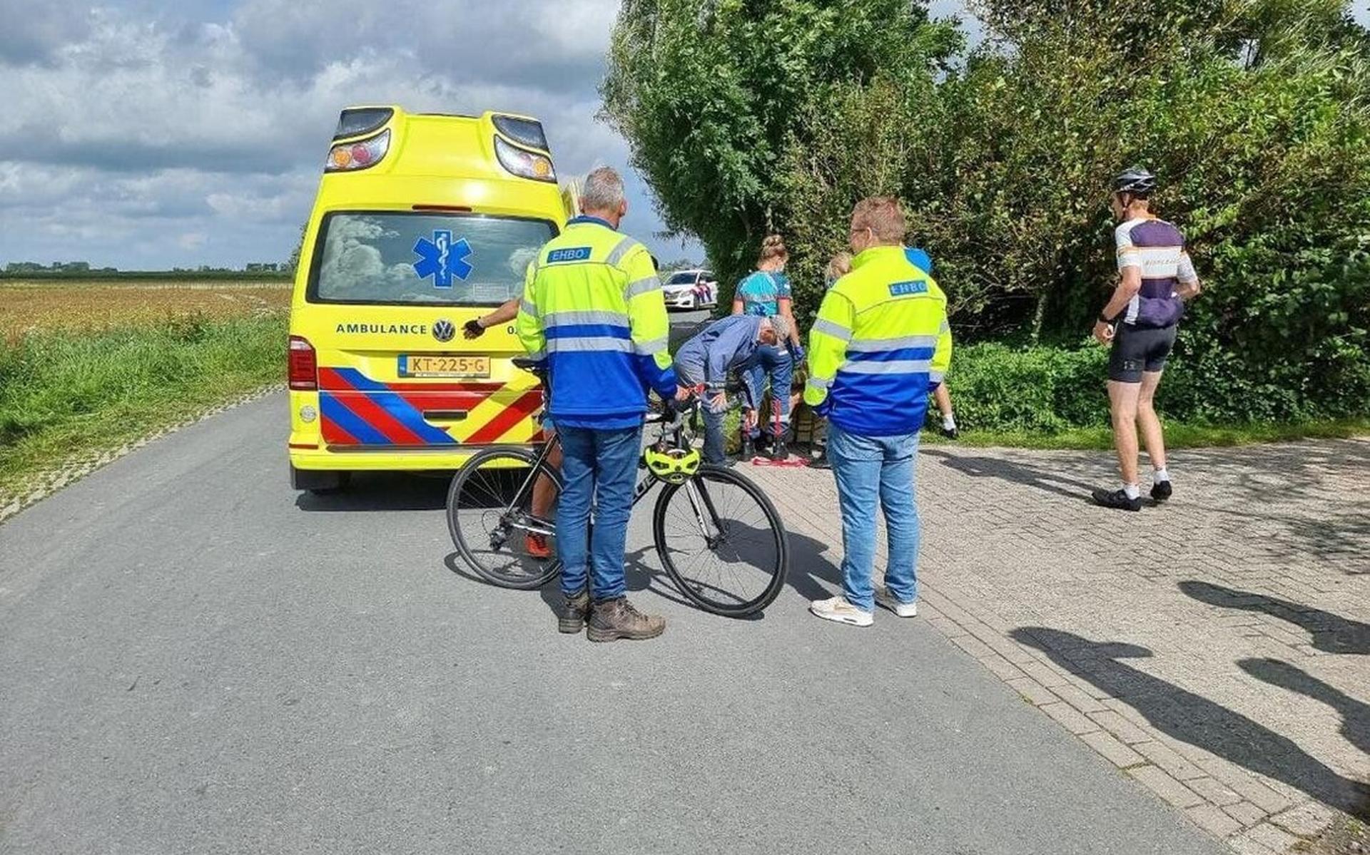 Wielrenner gaat onderuit en raakt gewond in Engwierum