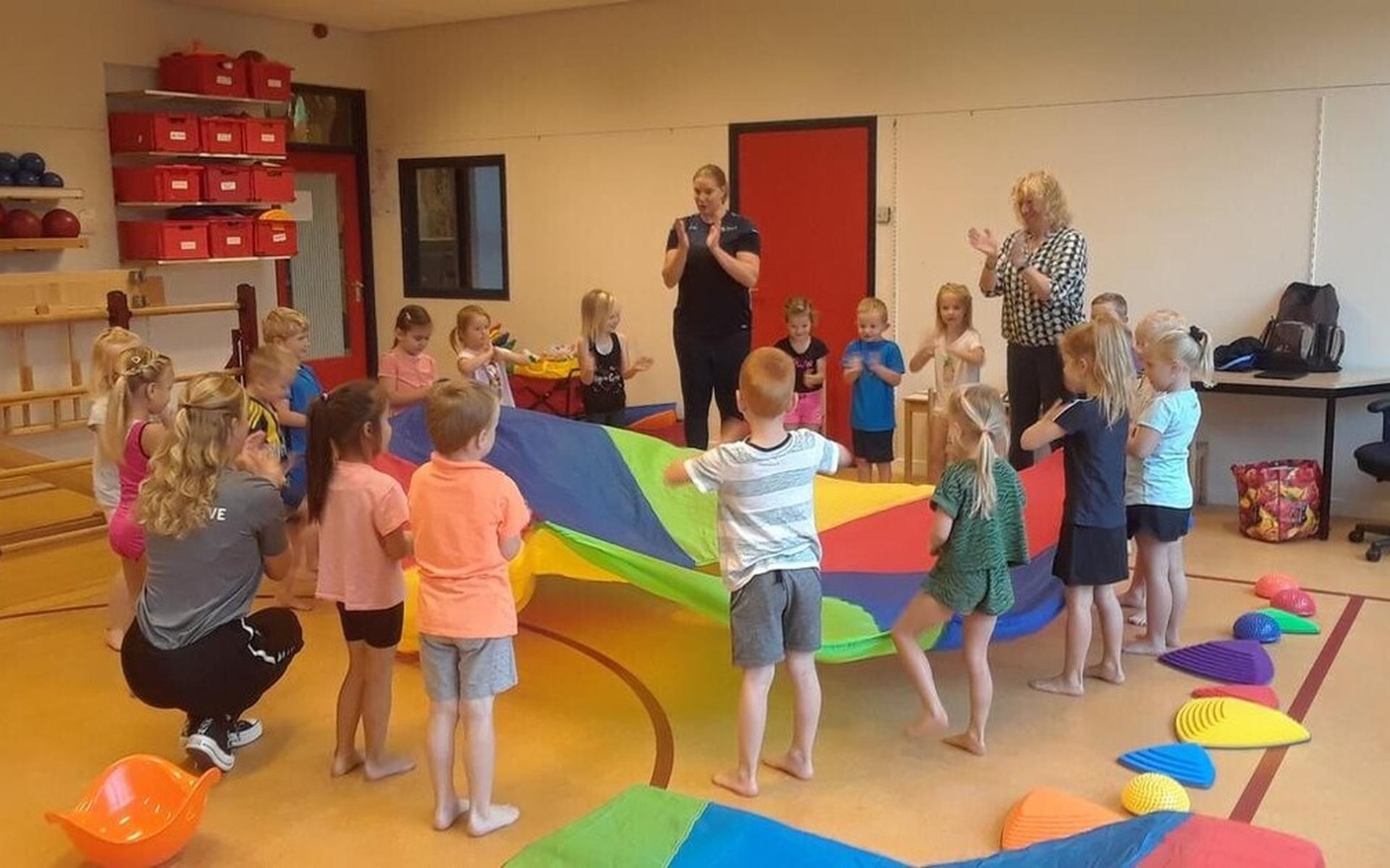 De kleuters doen enthousiast mee aan het Nijntje Beweegprogramma