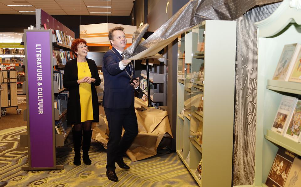 Burgemeester Kramer onthult de twee Nynke van Hichtum kasten in de bibliotheek van Dokkum. 
