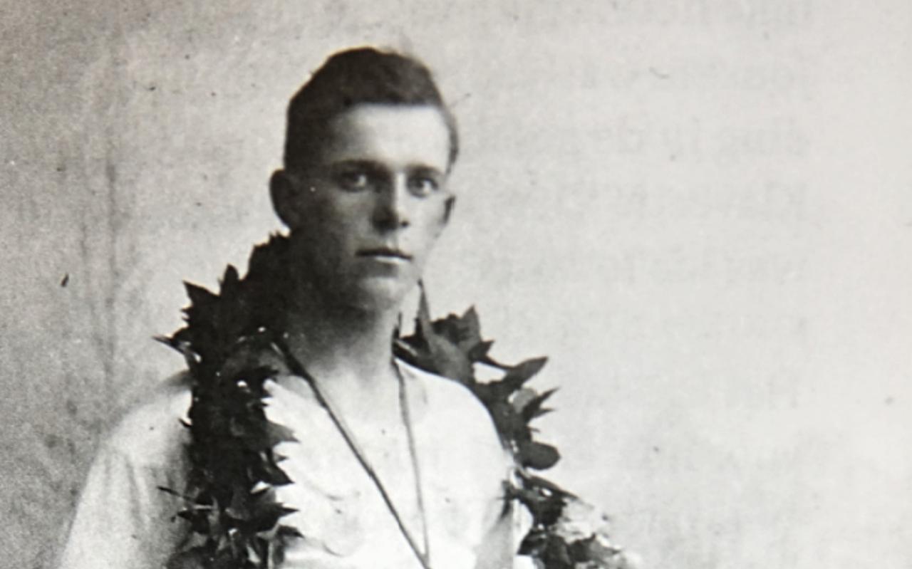 Ids Jousma met de krans die hij won op de PC van 1920. Hij zou de partij der partijen viermaal winnen.                             