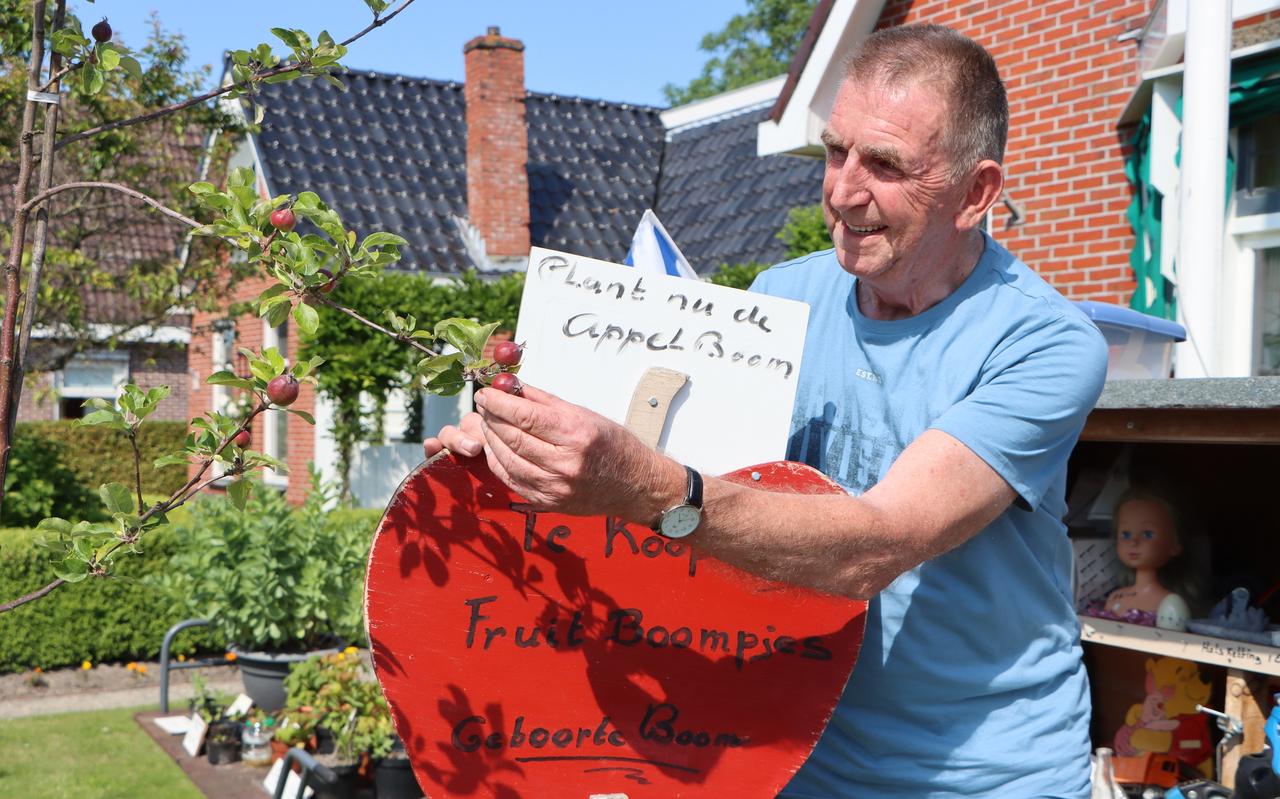 Lubbert Kloosterman: ,,In protte minsken sille in appelbeamke keapje as der in stik as tsien apels oan hingje, want dan is de beam wol op syn moaist. In echte beamkenner keapet yn in rêstige perioade, as der niks oan de beam sit.'' Lubbert Kloosterman: ,,In protte minsken sille in appelbeamke keapje as der in stik as tsien apels oan hingje, want dan is de beam wol op syn moaist. In echte beamkenner keapet yn in rêstige perioade, as der niks oan de beam sit.''