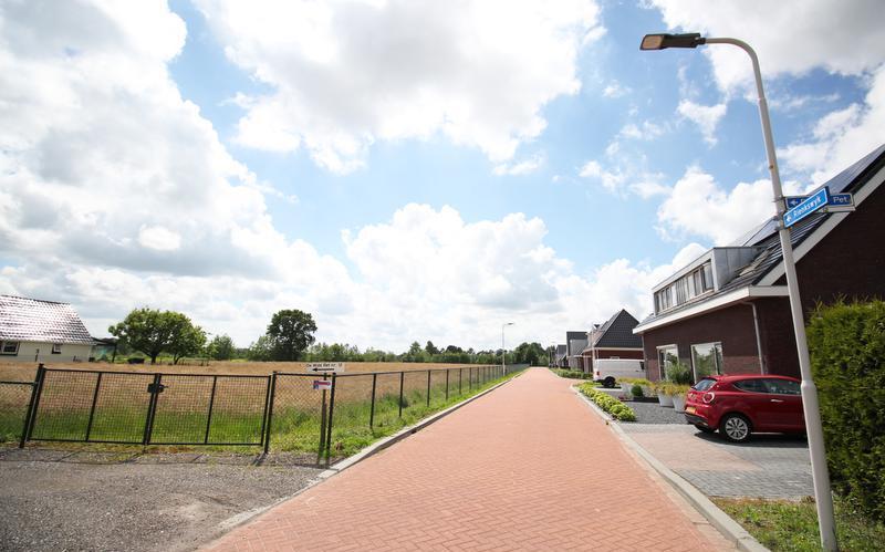 De Rienkswyk in Harkema. Rechts - aan de noordkant van de straat - is de bestaande bebouwing te zien. Aan de overzijde het braakliggende stuk grond waar de zeven vrijstaande woningen moeten komen. De Rienkswyk in Harkema. Rechts - aan de noordkant van de straat - is de bestaande bebouwing te zien. Aan de overzijde het braakliggende stuk grond waar de zeven vrijstaande woningen moeten komen.