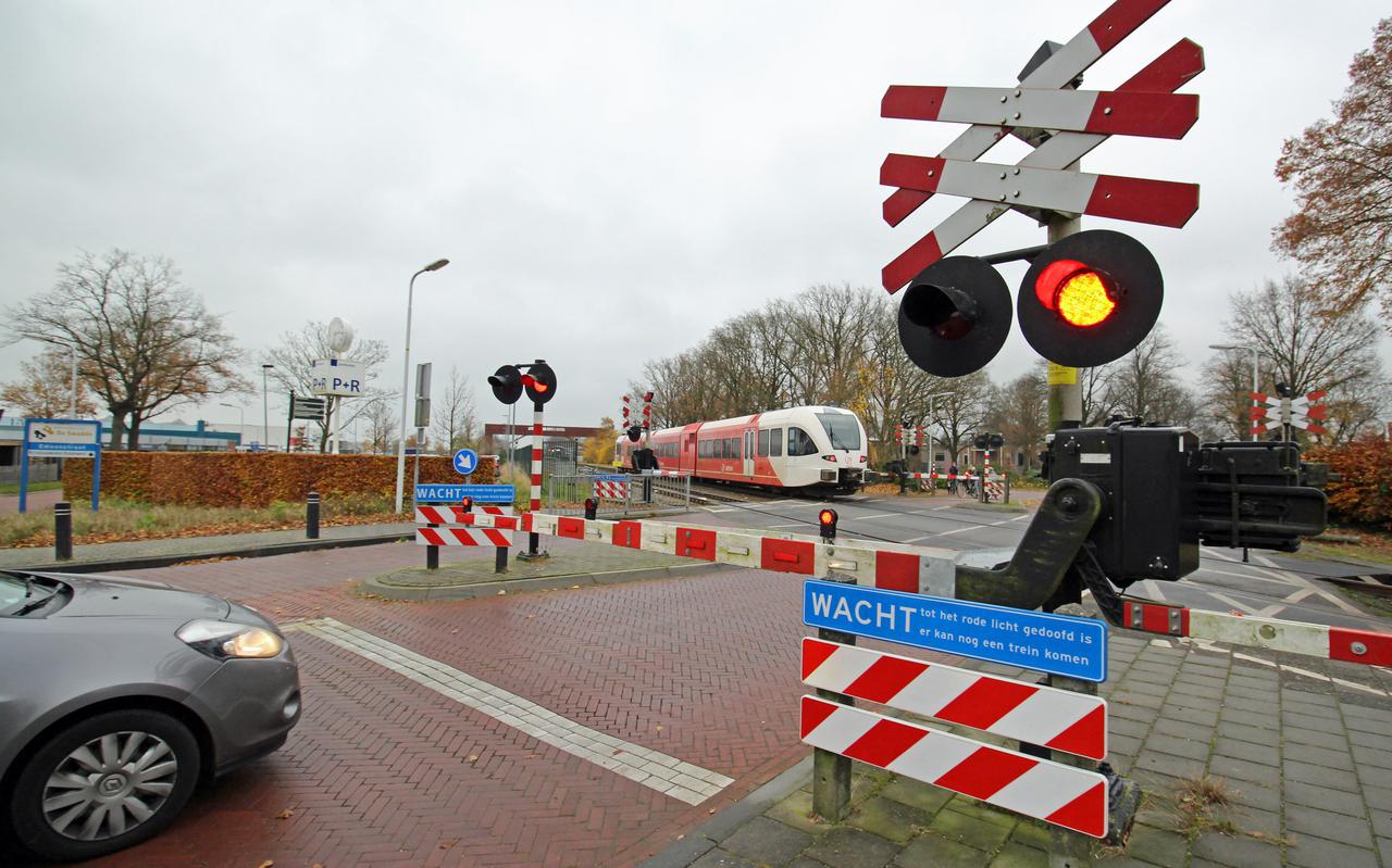 Een sneltrein - op weg naar Groningen - remt af voor een stop op het station in Buitenpost.