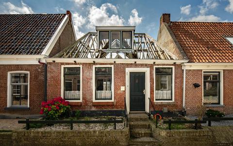 Het verwaarloosde huis van Waling Dijkstra in Holwerd, afgelopen zomer.