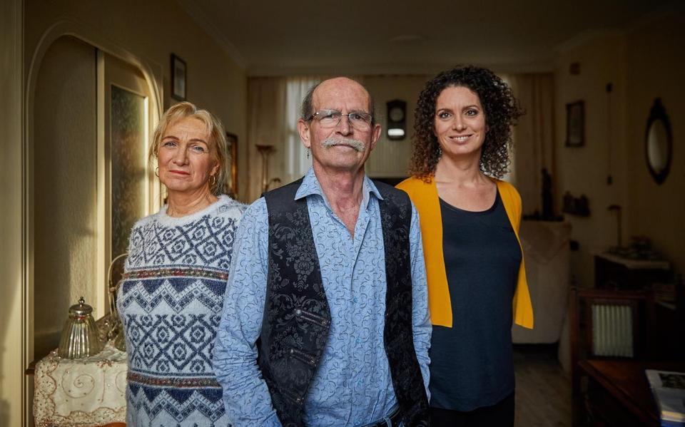  Ary en Ineke Penning en hun dochter Marielle. Na 66 jaar weet Ary eindelijk waar zijn in 1953 verdronken vader begraven ligt, op Terschelling.  foto Jan de Groen