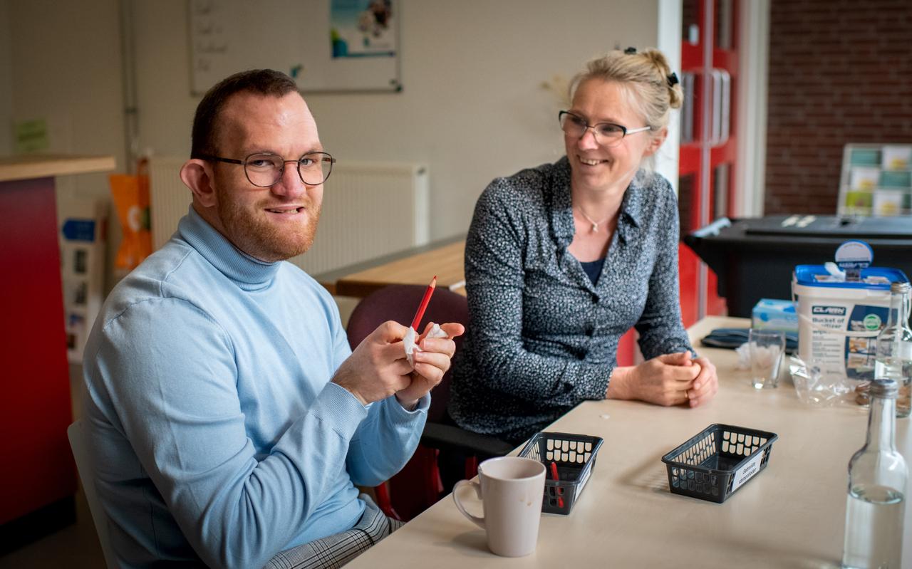 Noah Deinum heeft een verstandelijke beperking, samen met Elske Postma is hij een duo als stembureaulid, tijdens de gemeenteraadsverkiezingen. Noah Deinum heeft een verstandelijke beperking, samen met Elske Postma is hij een duo als stembureaulid, tijdens de gemeenteraadsverkiezingen.
