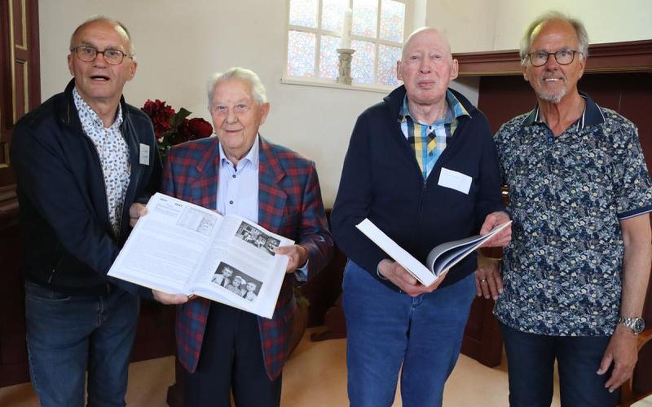De eerste twee exemplaren reikten de auteurs Doede Douma (links) en Reinder Tolsma (rechts) uit aan Aad Wendrich (rechts van Douma) en Wim Ebben (links van Tolsma) die voor een volle Museumkerk hun oorlogservaringen toelichtten. De eerste twee exemplaren reikten de auteurs Doede Douma (links) en Reinder Tolsma (rechts) uit aan Aad Wendrich (rechts van Douma) en Wim Ebben (links van Tolsma) die voor een volle Museumkerk hun oorlogservaringen toelichtten.