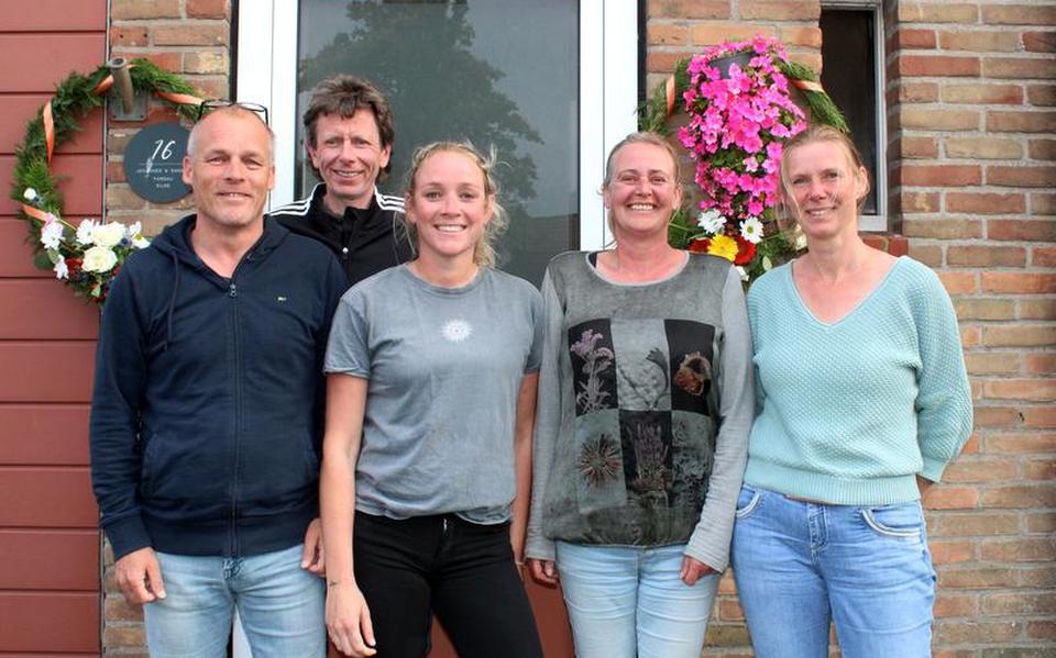 Bestuur en jubileumcommissieleden van KV Us Nocht zijn helemaal klaar voor het eeuwfeest, met v.l.n.r. Sipke Velstra, Cor Hoekstra, Sandra de Graaf, Janneke van Sinderen en Jantina Eelkema.