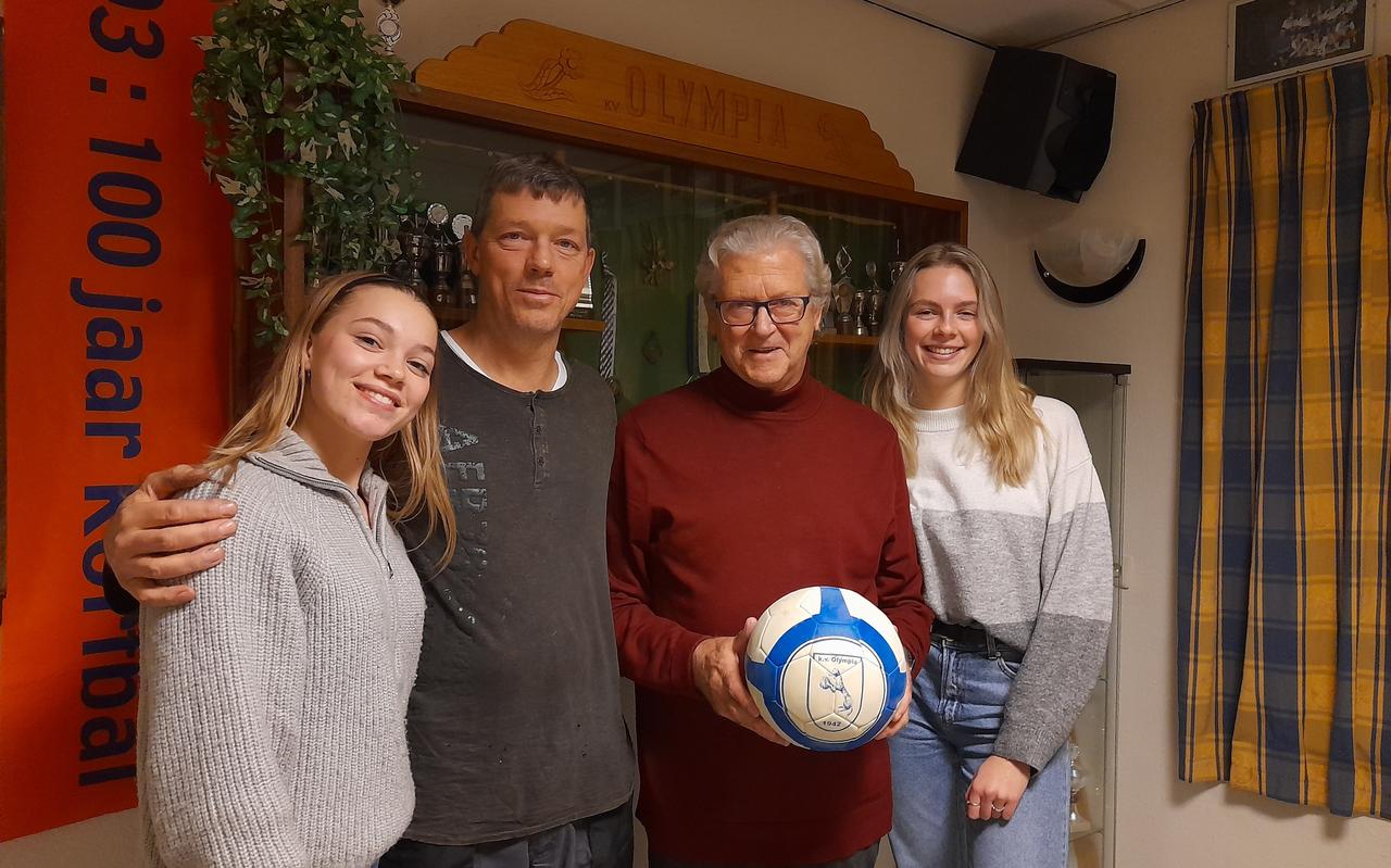 De korfbalfamilie Veldman met vlnr Lynke, Sjoerd, Wietze en Maaike De korfbalfamilie Veldman met vlnr Lynke, Sjoerd, Wietze en Maaike
