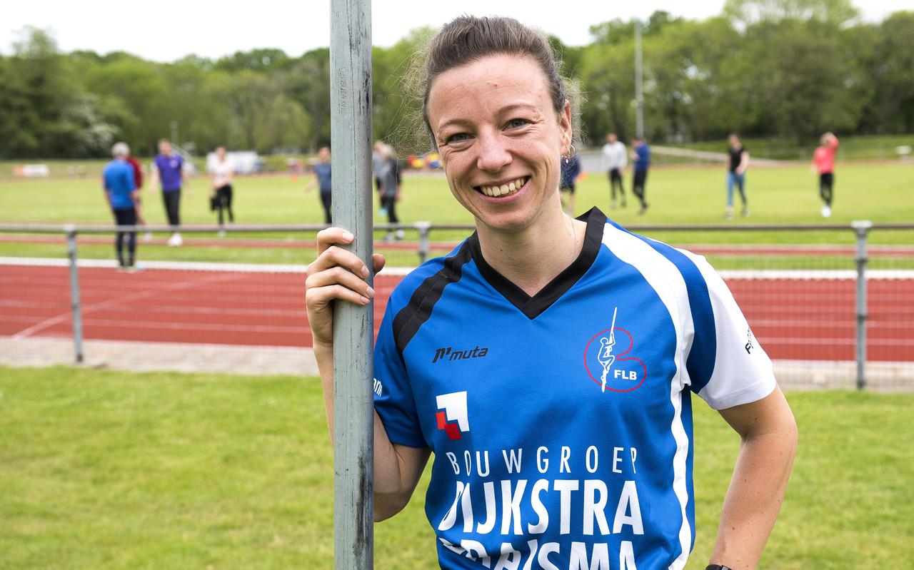 Tessa Kramer woont in Amersfoort en traint bij atletiekvereniging Altis waar speciaal voor haar een klimpaal op het terrein is gemonteerd.  
