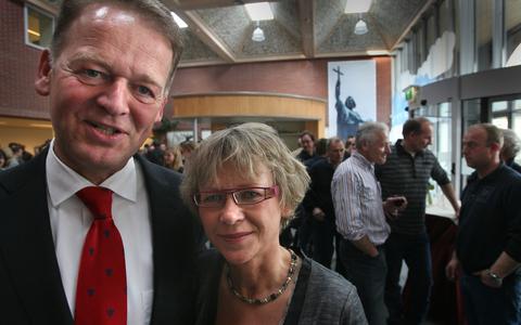 Roel Cazemier en zijn vrouw Ineke bij zijn afscheid in Dokkum in 2008. 