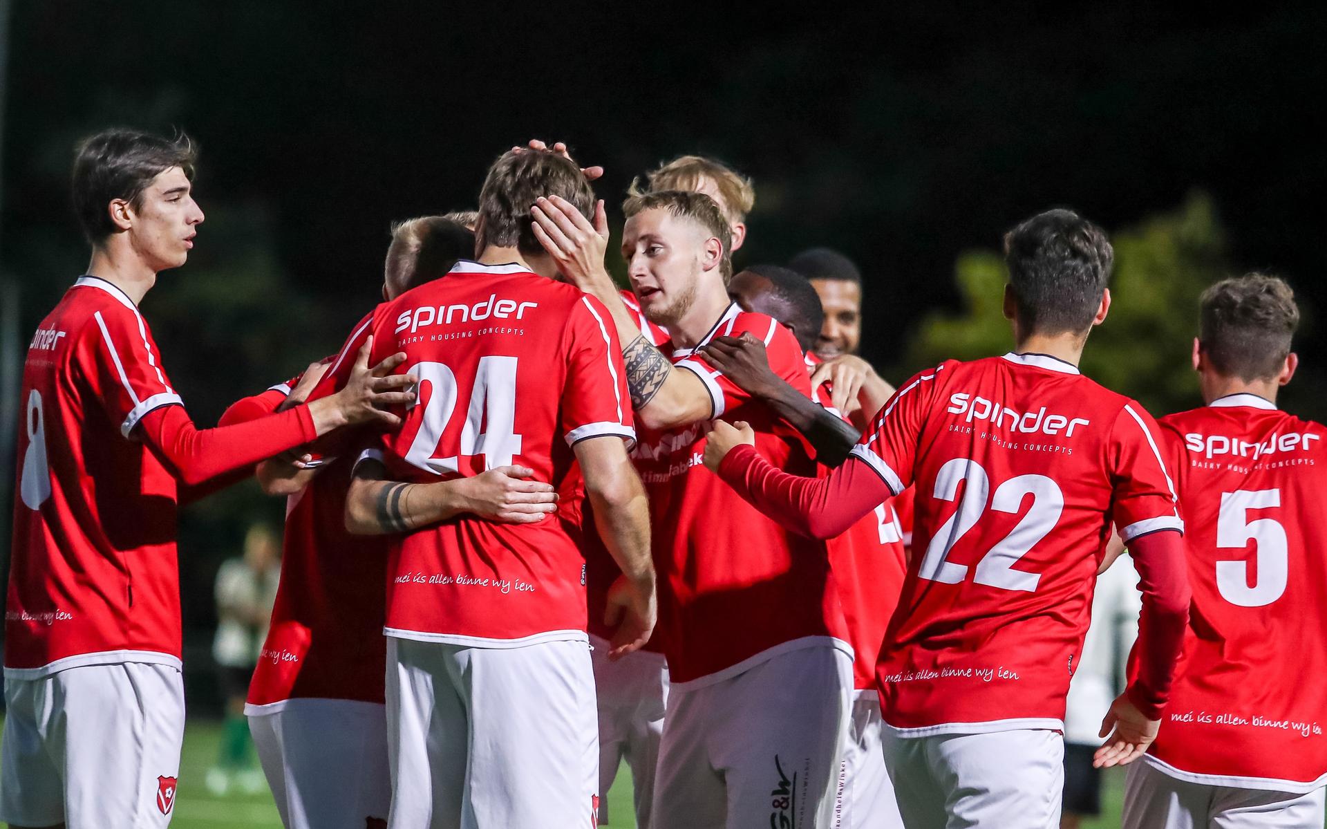 Harkemase Boys viert feest na de 0-1 van Berwout Beimers tegen Scheveningen.