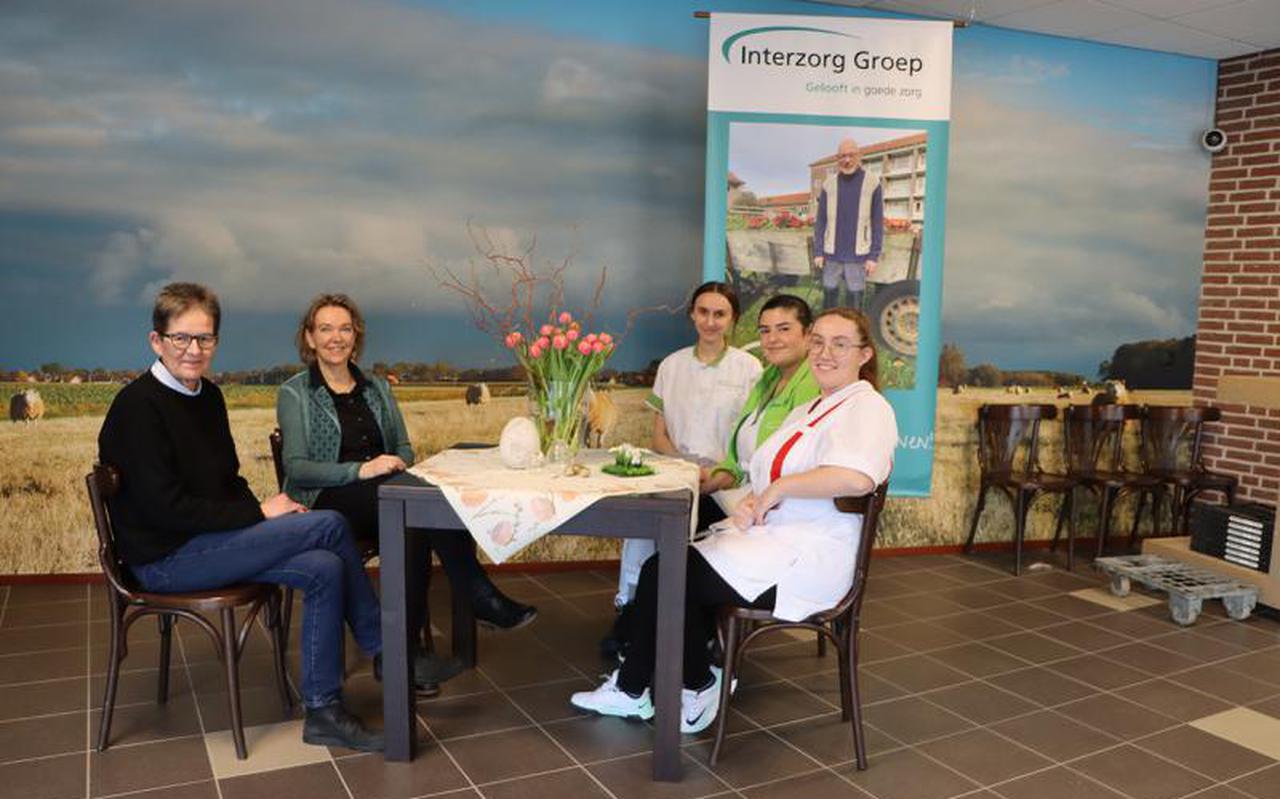 Op de foto v.l.n.r. Petra Bakker, Yvonne de Vries (beiden Interzorg Groep) en de verpleegkundigen in opleiding Alzana, Muradije en Kosovare.