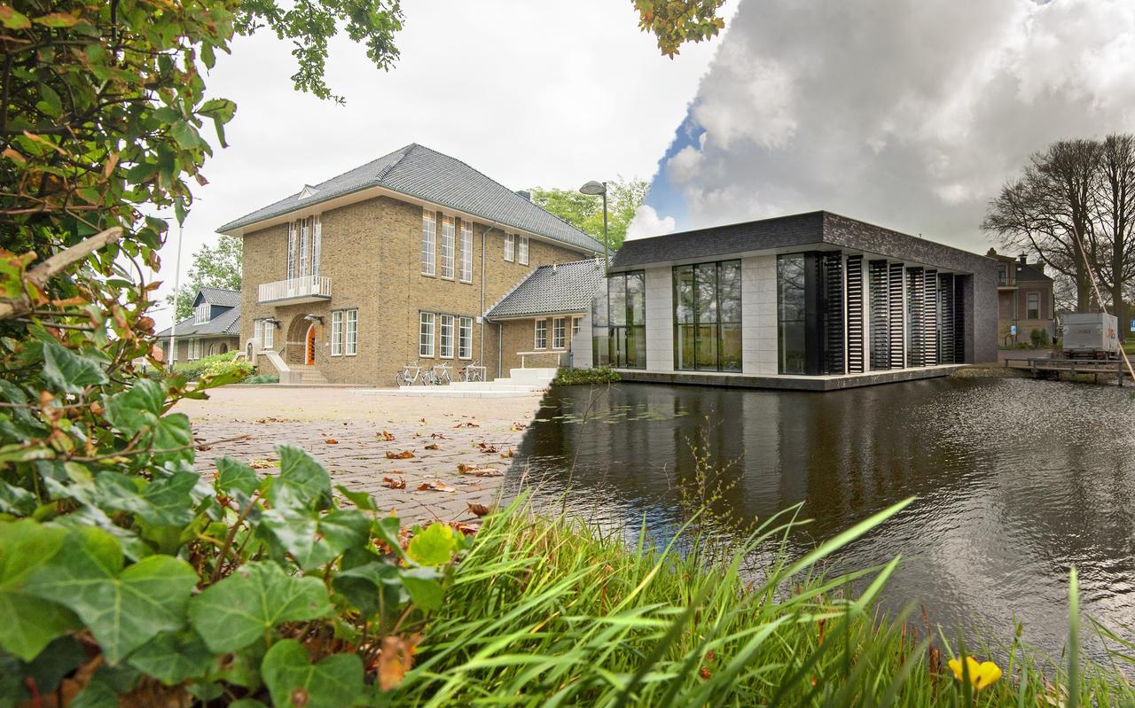 Het gemeentehuis van Tytsjerksteradiel (l) en dat van Achtkarspelen. Foto's Marcel van Kammen. Het gemeentehuis van Tytsjerksteradiel (l) en dat van Achtkarspelen. Foto's Marcel van Kammen.