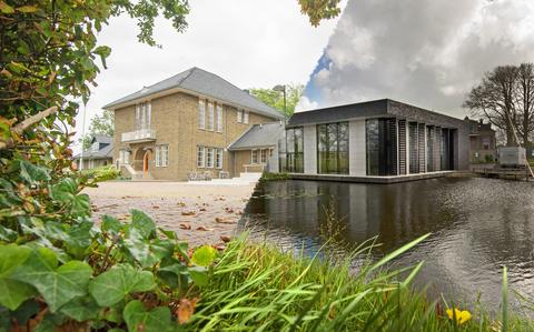 Het gemeentehuis van Tytsjerksteradiel (l) en dat van Achtkarspelen. Foto's Marcel van Kammen.