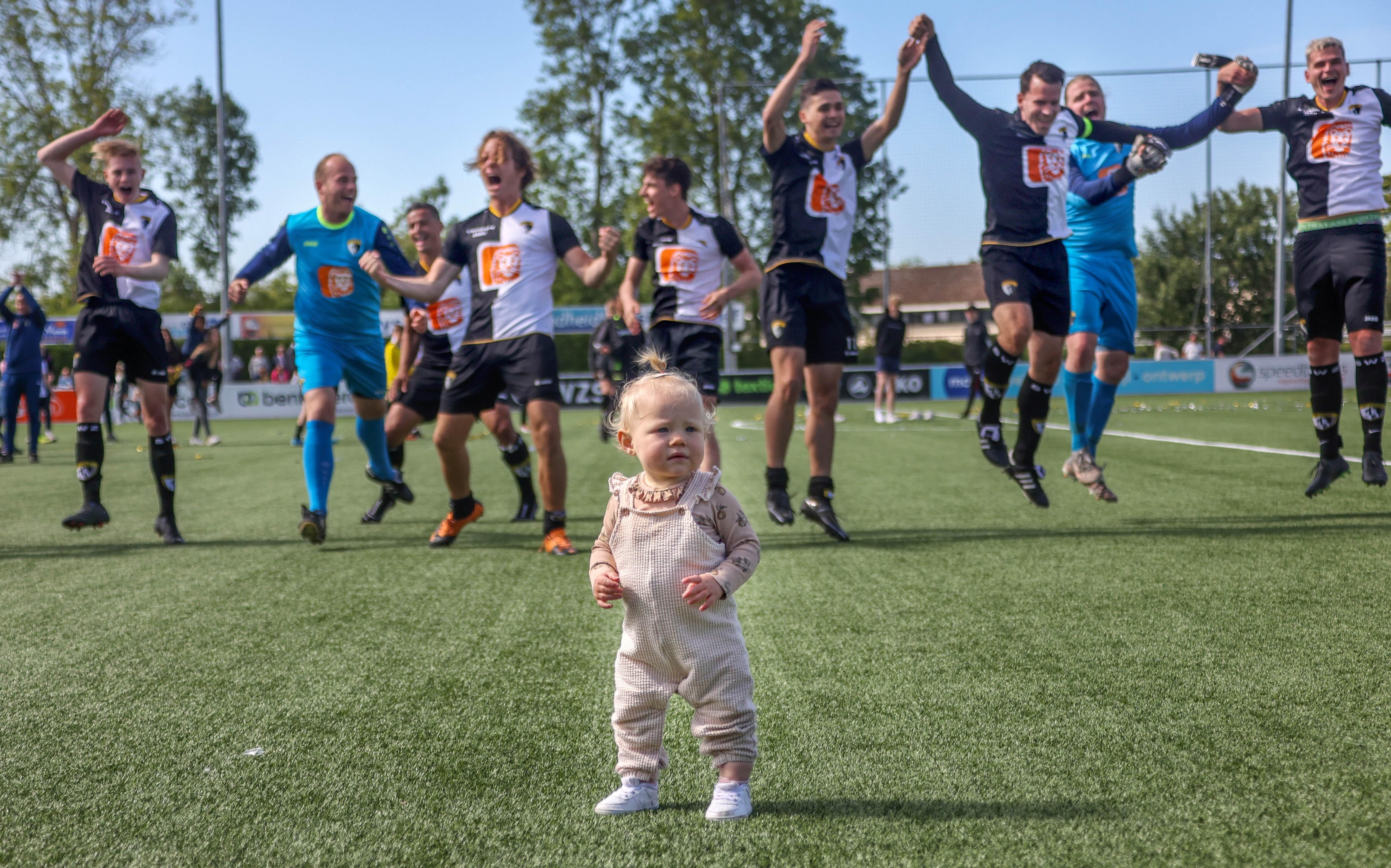 Terwijl de spelers van Sneek Wit Zwart na de 9-2 zege op Oudehaske het kampioenschap vieren heeft Tess, het een jaar oude dochtertje van voormalig SWZ-speler Martijn Zwaga, oog voor andere dingen. Terwijl de spelers van Sneek Wit Zwart na de 9-2 zege op Oudehaske het kampioenschap vieren heeft Tess, het een jaar oude dochtertje van voormalig SWZ-speler Martijn Zwaga, oog voor andere dingen.