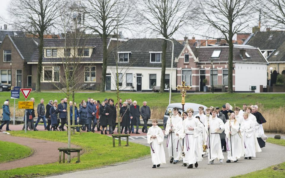 De rouwstoet voor de uitvaart van pastoor Paul Verheijen trok zaterdag door Dokkum naar de begraafplaats. 