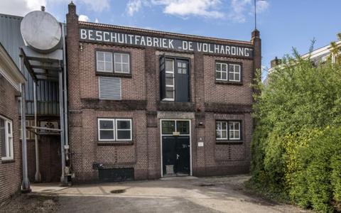 De oude beschuitfabriek in Hallum sluit in de loop van dit jaar.
