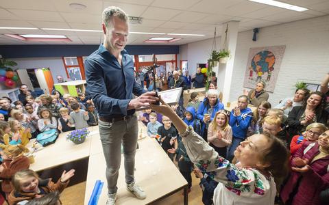 'Meester Pieter' van de Burgerschool in Dokkum ontvangt de Friese Onderwijsprijs uit handen van gedeputeerde Sietske Poepjes. FOTO: MARCEL VAN KAMMEN