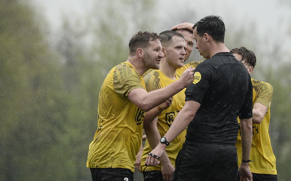 Scheidsrechter Robert de Wit werd na afloop van Buitenpost-DHSC belaagd door spelers van de Utrechtste club. Nadat Buitenposters de arbiter in bescherming wilden nemen, ontstond een massale vechtpartij.