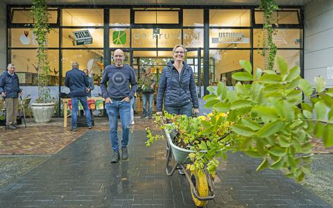 Sijtze en Yvonne Dijkstra uit Opende gingen op zoek naar fruitbomen bij De Kruidhof in Buitenpost, waar alle planten weg moeten omdat de energierekening te hoog wordt. 