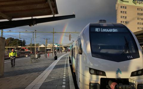 De sneltrein van Groningen naar Leeuwarden.