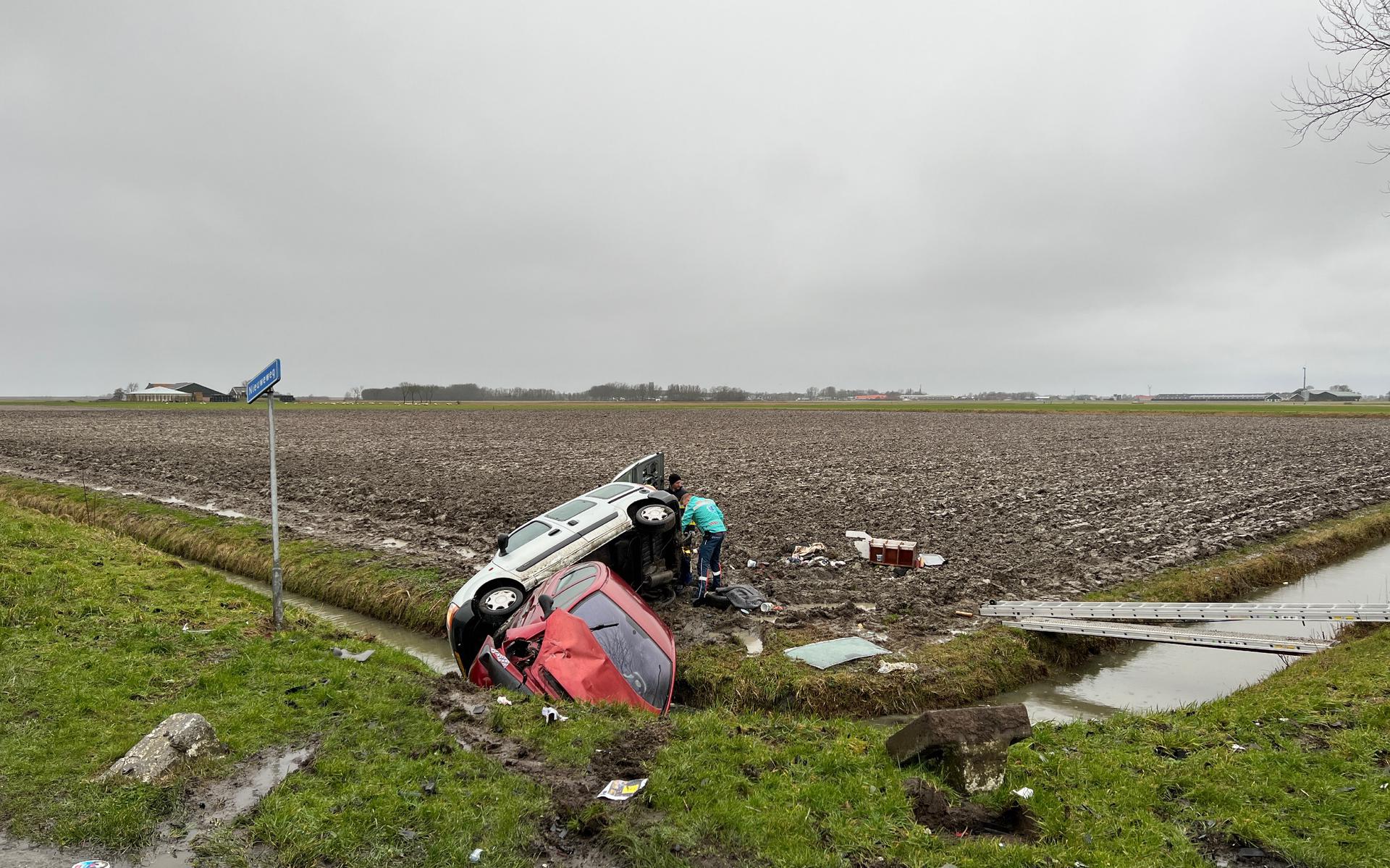 Auto's Belanden Na Botsing Bovenop Elkaar In Sloot Bij Marrum ...