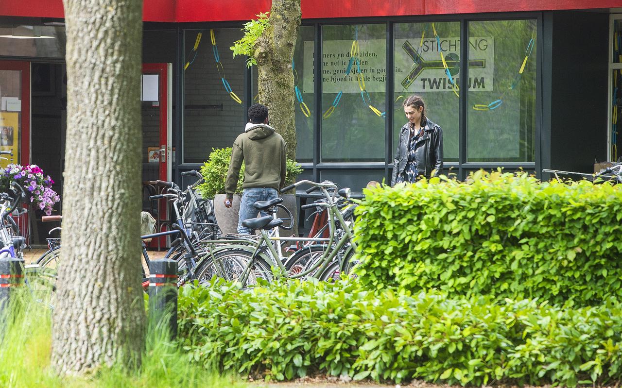 De opvanglocatie voor Oekraïners in Twijzel, waar opvallend veel Afrikaanse studenten verblijven. De opvanglocatie voor Oekraïners in Twijzel, waar opvallend veel Afrikaanse studenten verblijven.