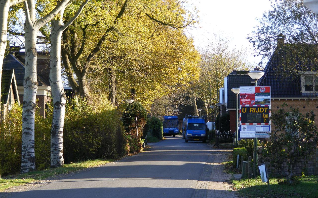In Wânswert rijdt veel verkeer over de smalle doorgaande weg.