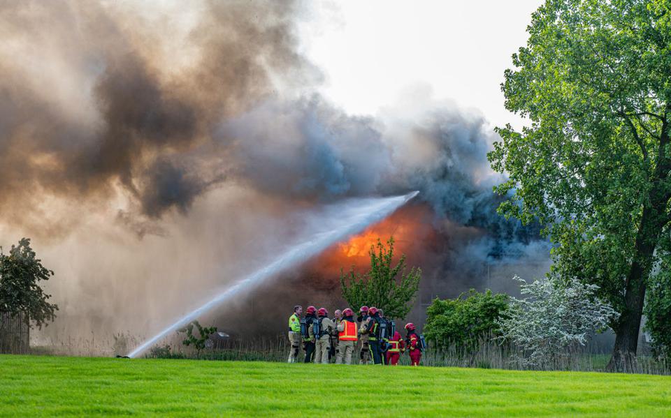 Uitslaande brand in woonboerderij Burum.
