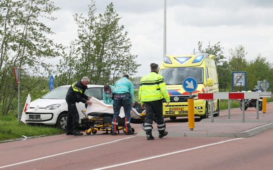 Bij een botsing tussen een auto en een fietser op de Haadwei in Damwâld is dinsdagmiddag een fietser gewond geraakt.