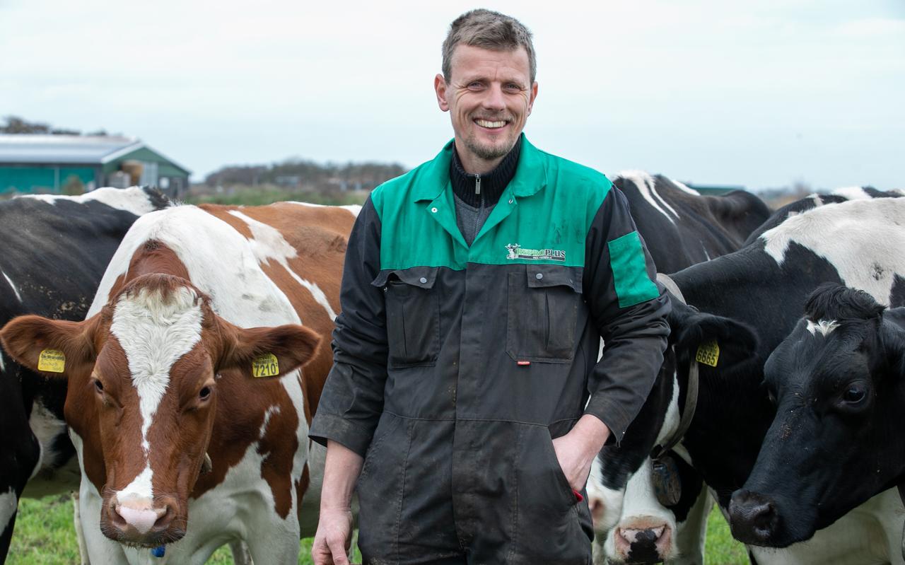 Boer Erik Visser is een van de zeven melkveehouders op het eiland die zijn veestapel met 38 procent reduceerde. Boer Erik Visser is een van de zeven melkveehouders op het eiland die zijn veestapel met 38 procent reduceerde.