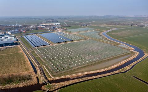 Het zonnepark langs de Oude Paesens is 16 hectare groot. 