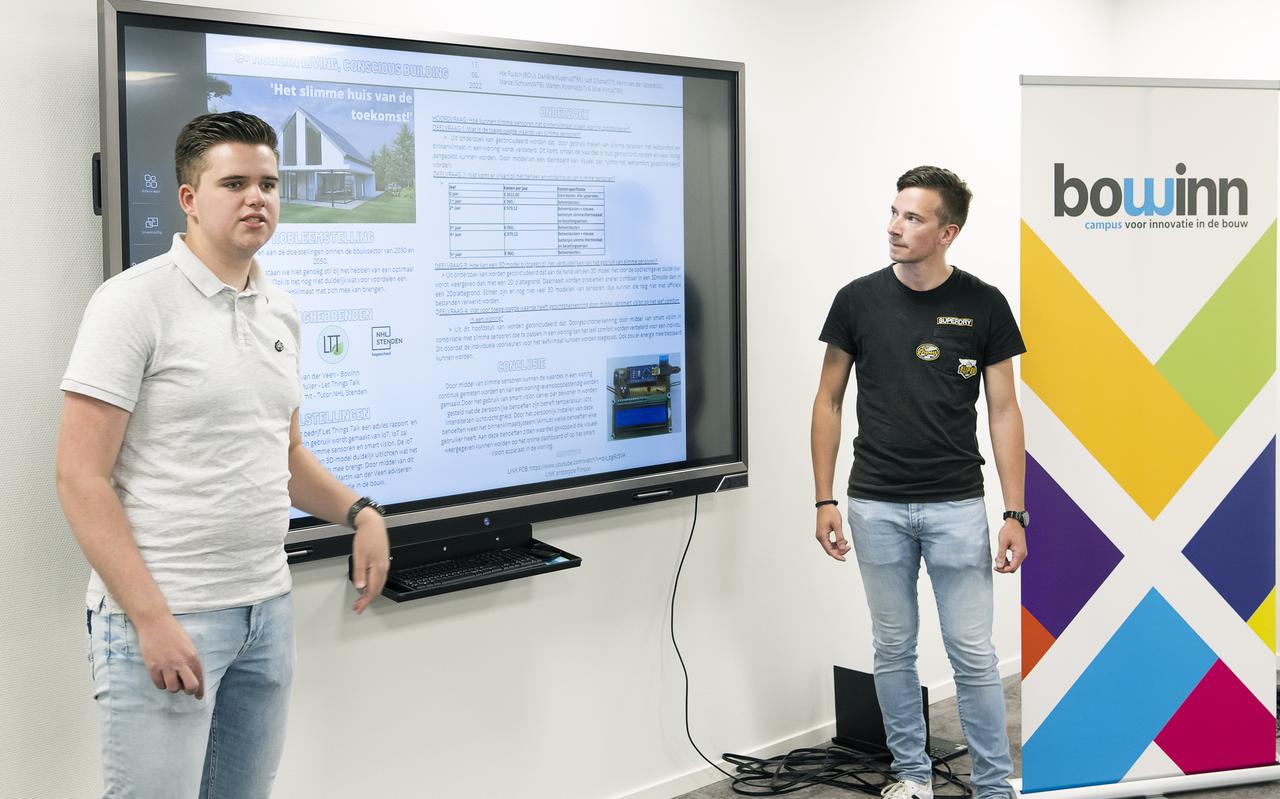 Just Zijlstra (links) en Marcel Schram leggen uit wat sensoren in een woning kunnen doen. 