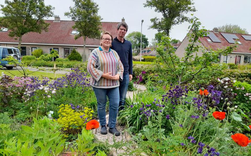 Bianca van Tielen en Dick Bakker in hun tuin aan de Meidoorn. ,,De bezoekers kunnen onze tuin dit weekend bekijken en als ze volgend jaar terugkomen kunnen ze de vorderingen zien.”