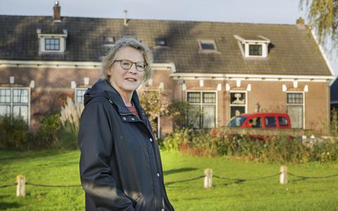 Margriet Brandsma bij het voormalige pension in Anjum, het ‘Friese House of Horrors’.